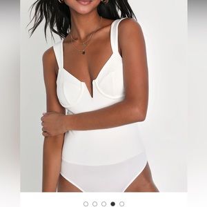 NWT sleeveless tie-back LULUS bodysuit